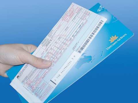 Đổi vé máy bay các hãng hàng không mất bao nhiêu tiền?